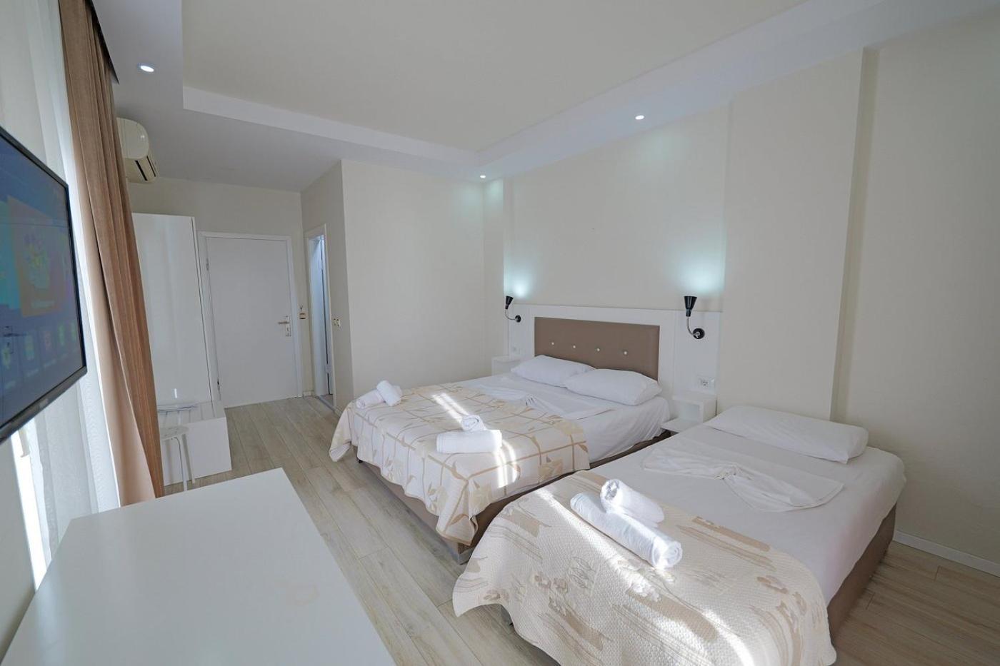 Helia Seaside Hotel Sarande Ngoại thất bức ảnh