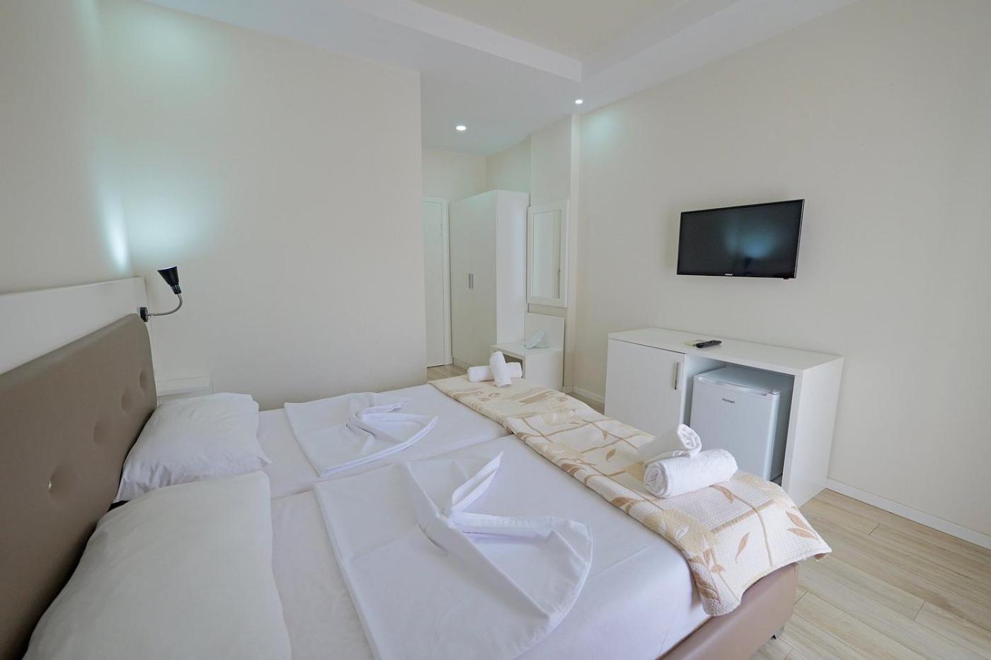 Helia Seaside Hotel Sarande Ngoại thất bức ảnh