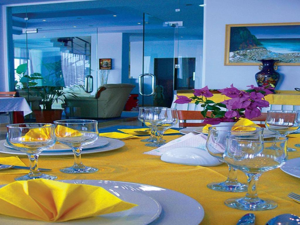 Helia Seaside Hotel Sarande Ngoại thất bức ảnh